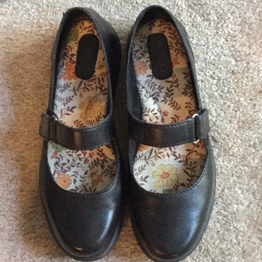 Born black flats